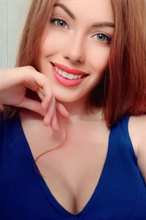 Hermosa chica ucraniana julia de kiev con pelo Marrón oscuro y edad 34