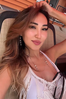 Jolie fille aizhan de astana avec Chatain clairs cheveux, âge 34
