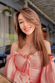 Belle mariée ukrainienne kateryna de lviv avec Brunette cheveux, âge 24
