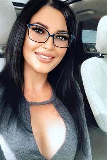 Mujer perfecta olha de cannes con pelo Negro y edad 45