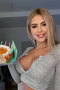 Bride from barcelona alicia with Blonde hair age 32