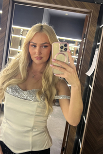 Novia de astana larisa con pelo Rubio y edad 33
