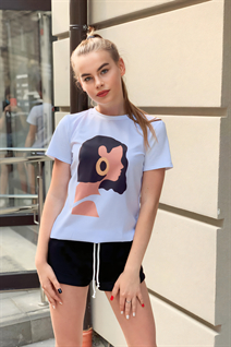 Belle femme ukrainienne khrystyna de lvov avec Chatain clairs cheveux, âge 20