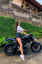 Dating a czech woman liliia from prague with Dark Brown hair 29 years old photo-3