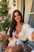 Novia de vienna elizabeth con pelo Marrón oscuro y edad 45 photo-4