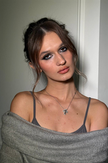 Encantadora chica ucraniana anastasiia de kyiv con pelo Marrón claro y edad 23
