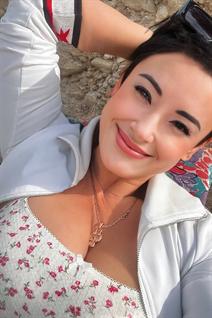 Sortir avec une fille roumaine elena de bucharest avec Brunette cheveux 49 ans