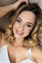 Dating a ukrainian woman olena from kiev with Blonde hair age 40 photo-1