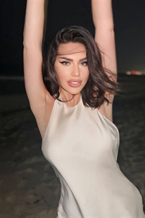 Mariée de los angeles oleksandra avec Brunette cheveux, âge 31