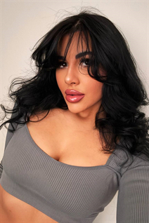 Deslumbrante novia ucraniana luiza de kharkov con pelo Negro y edad 31