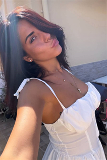 Jolie fille andrea de carloforte avec Brunette cheveux, âge 28