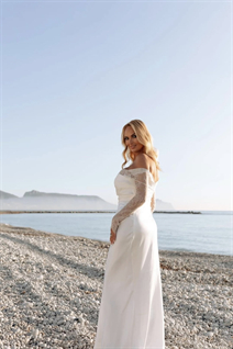 Bride from altea victoria with Blonde hair age 49