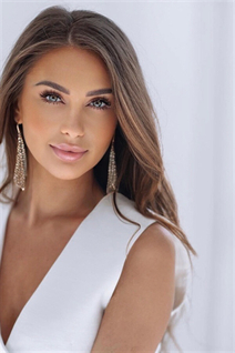 Novia de madrid violetta con pelo Rubio y edad 44