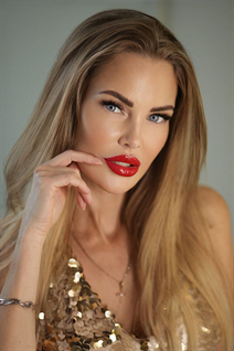 Encantadora chica ucraniana nataliia de poltava con pelo Rubio y edad 40