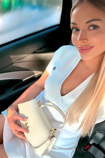 Femme parfaite alina de kiev avec Blond cheveux, âge 33