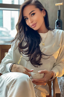 Jolie fille assel de astana avec Brunette cheveux, âge 33