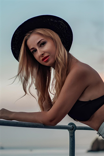 Beautiful single ukrainian woman anna from kharkov with Blonde hair age 36